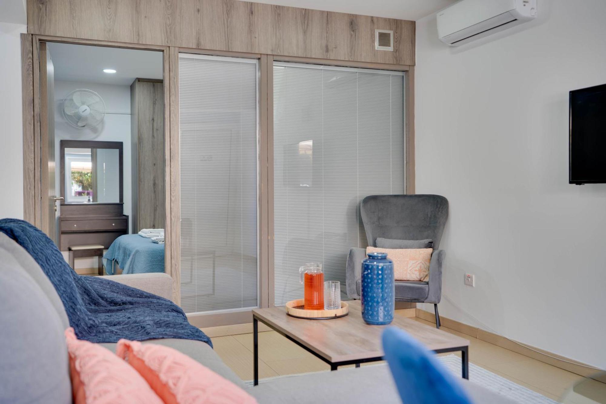 Atlantis Apartments 50M From Makenzy Seafront Ларнака Екстер'єр фото