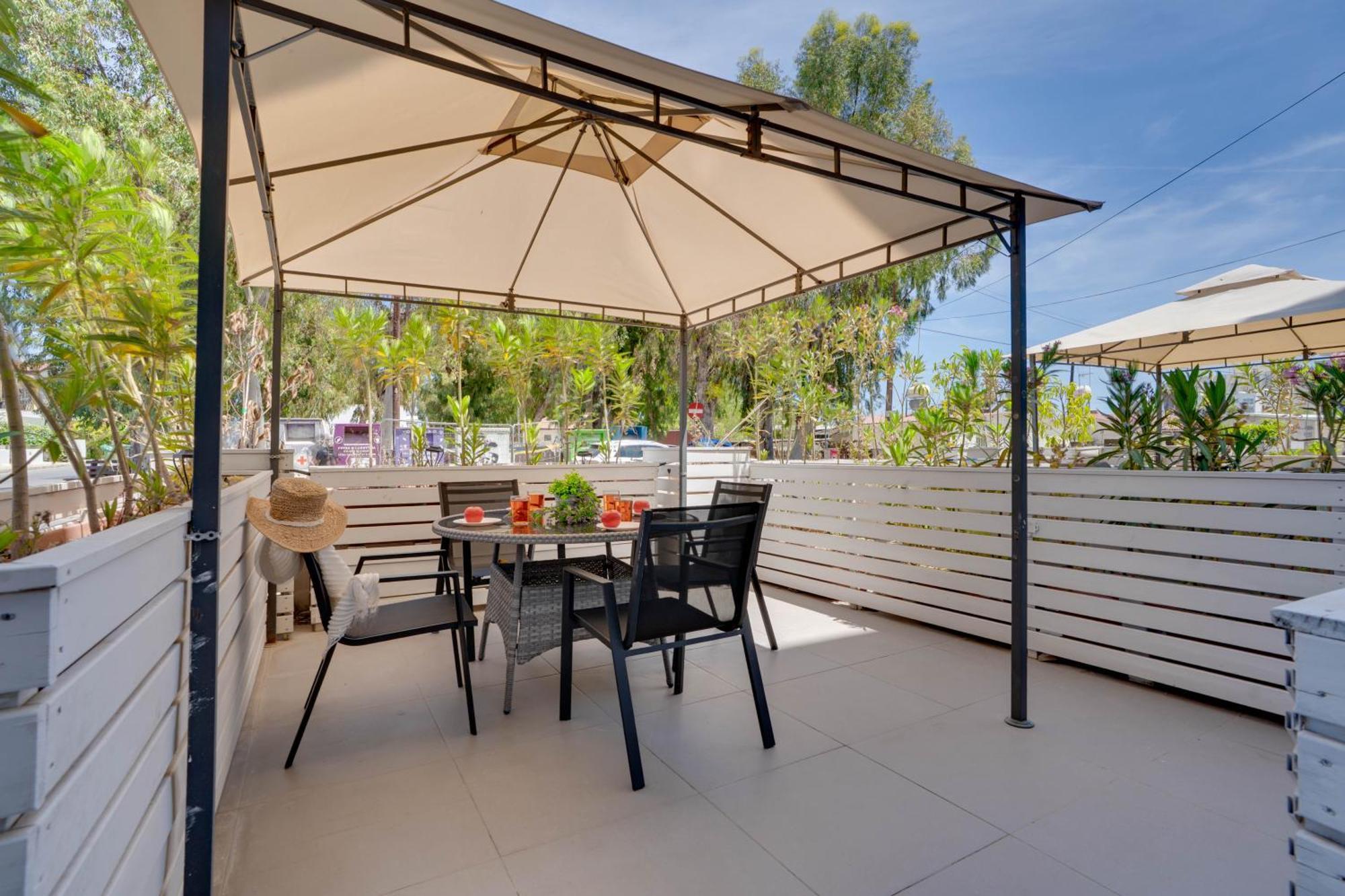Atlantis Apartments 50M From Makenzy Seafront Ларнака Екстер'єр фото